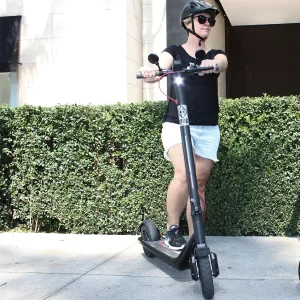 Patinete Elétrico DROP GO-X08 350W mega brava mulher andando