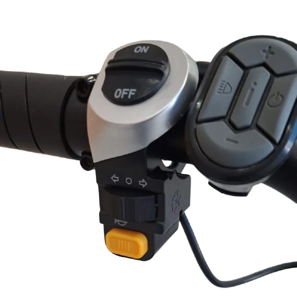 Comandos da Bicicleta Elétrica Onesport X7 1000W com botões de farol, buzina, setas e liga/desliga no guidão