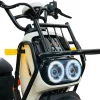 Detalhe frontal da Scooter Elétrica SUDU A6 1000W branca com faróis duplos de LED e estrutura reforçada. Mobilidade elétrica com segurança e estilo.