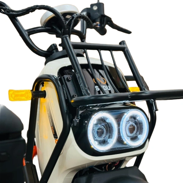 Detalhe frontal da Scooter Elétrica SUDU A6 1000W branca com faróis duplos de LED e estrutura reforçada. Mobilidade elétrica com segurança e estilo.