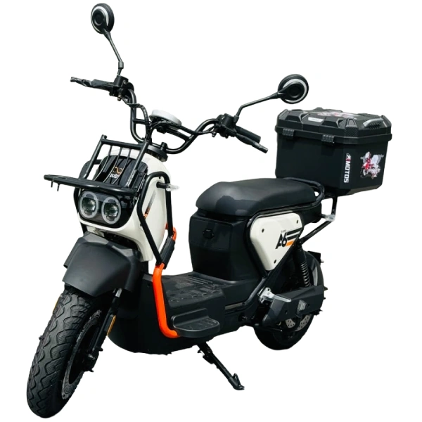 Scooter Elétrica SUDU A6 1000W cor branca com baú e cesta, vista frontal lateral. Modelo urbano com pneus largos e design robusto, ideal para o dia a dia.