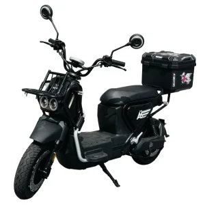 Scooter Elétrica SUDU A6 1000W preta com detalhes brancos e baú grande. Modelo de entrada potente e moderno da Mega Brava.