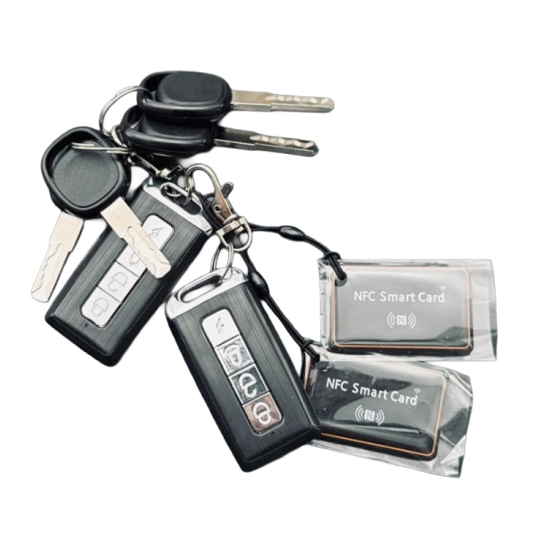 Kit de chaves da Scooter Elétrica SUDU A6 com controle remoto, chave física e cartão NFC Smart Card. Segurança e tecnologia embarcada.