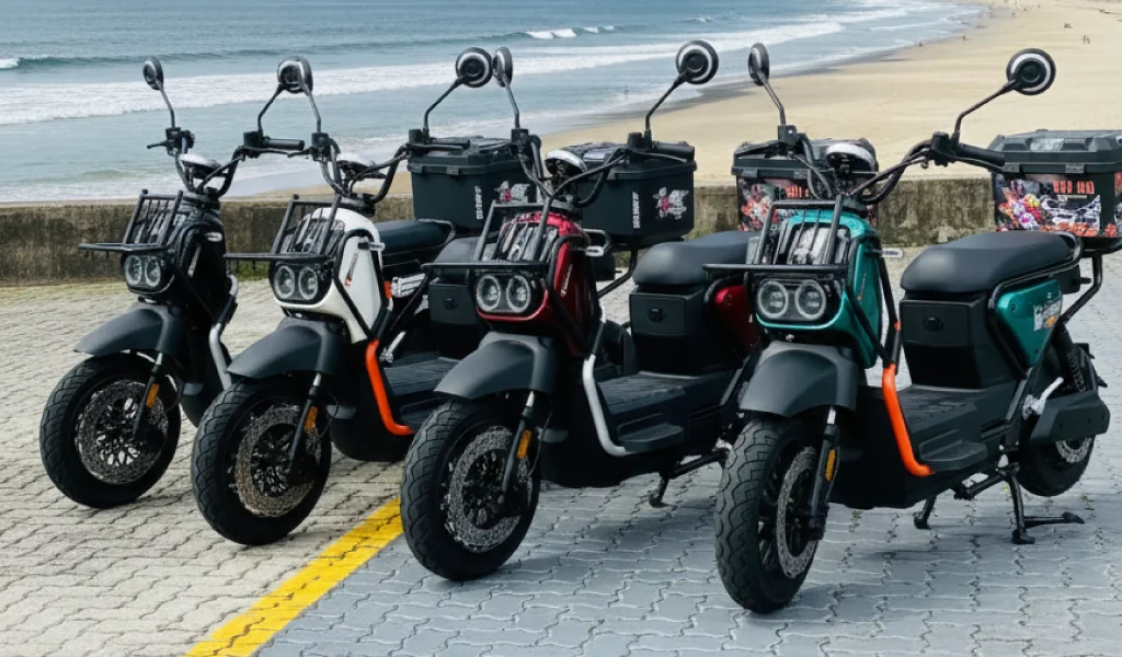 Scooter Elétrica SUDU A6 1000W nas cores preta, branca, vermelha e verde estacionadas lado a lado na Praia Brava – Mega Brava. Modelos modernos com baú traseiro e cesta frontal, ideais para mobilidade urbana com estilo e conforto.