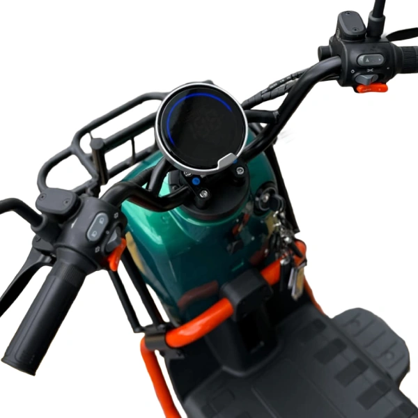 Painel digital da Scooter Elétrica SUDU A6 com tela circular e botões de controle. Destaque para o design moderno e funcional com partida NFC.