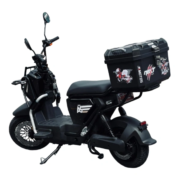 Scooter Elétrica SUDU A6 1000W preta com baú personalizado. Visual urbano e esportivo, ideal para deslocamentos com praticidade e conforto.