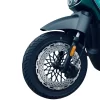 Detalhe da roda dianteira da Scooter Elétrica SUDU A6 com freio a disco e suspensão reforçada. Segurança e estabilidade em qualquer terreno.