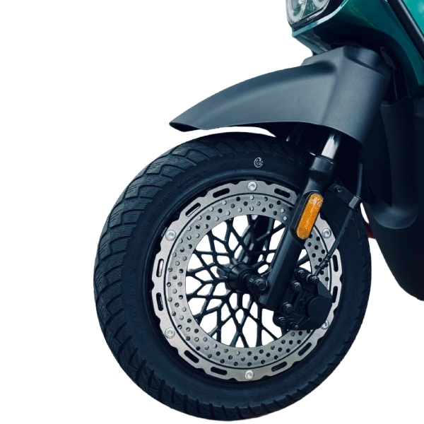 Detalhe da roda dianteira da Scooter Elétrica SUDU A6 com freio a disco e suspensão reforçada. Segurança e estabilidade em qualquer terreno.