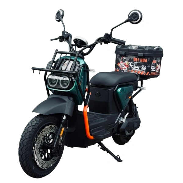 Scooter Elétrica SUDU A6 1000W na cor verde com detalhes em laranja e baú traseiro. Estilo moderno com excelente autonomia e desempenho urbano.