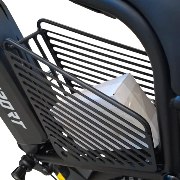 Bagageiro lateral da Onesport X8 1000W com compartimento metálico para transporte de objetos, acoplado à estrutura da bicicleta elétrica.