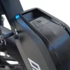 Detalhe da bateria removível com chave de segurança da bicicleta elétrica Onesport X8 1000W, prática para recarga.