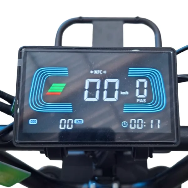 Painel digital da Onesport X8 1000W com indicador de velocidade, nível de bateria, odômetro e modo de assistência.